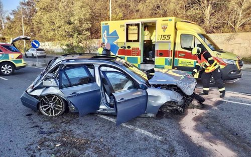 Silný náraz do zdi ochromil dopravu: Hasiči i záchranáři zasahovali u vážné nehody