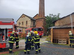 K požáru staré továrny v Novém Strašecí vyjelo deset jednotek