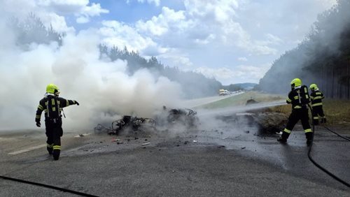 Střet motorky s autem skončil tragédií. Hasiči bojovali i s požárem u lesa