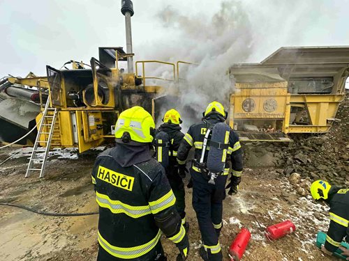 Požár stavebního stroje zastavil práce, hasiči zabránili mnohem vyšším škodám