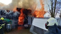 Požár skladu v Náchodě: Hasiči zachránili propanbutanové lahve