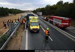 K nehodě autobusu na hradecké dálnici vyjeli hasiči z Prahy i Staré Boleslavi