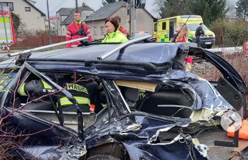 Střet vlaku s autem skončil vyproštěním řidiče a evakuací cestujících