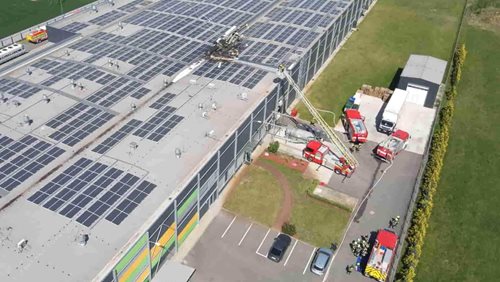 Plameny zachvátily průmyslovou halu a zanechaly milionové škody