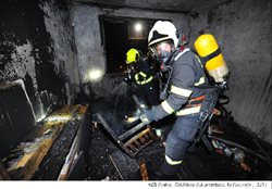 Při požáru bytu v Hostivaři hasiči zachránili 12 osob