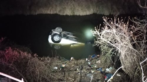 Noční nehoda dvou aut měla zásadní následky a skončila vozidlem v řece