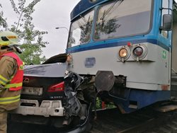 Tragický střet osobního automobilu s vlakem poblíž letiště