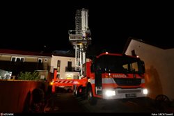 Noční požár podkroví domku v Ostravě-Petřkovicích