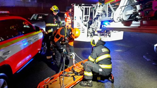 Rychlý zásah hasičů zachránil osobu ze střechy kotelny