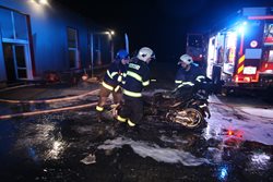 Při požáru dílny a prodejny motocyklů vznikla škoda 20 milionů korun