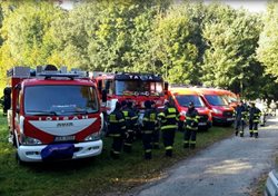 Po muži pátrají jak hasiči, tak policisté