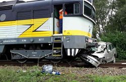 Na Hodonínsku se srazil vlak s autem. Řidič auta svým zraněním na místě podlehl. 