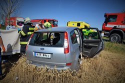 Po čelním střetu dvou vozidel nedaleko Slaného vyprošťovali hasiči oba řidiče