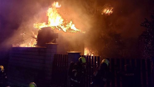 Noční požár domu a garáže vyhnal ven 13 lidí. Hasiči evakuovali také čtyři psy