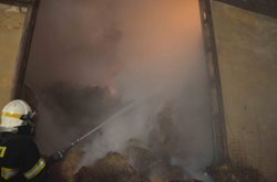 Požár velkokapacitního seníku v Černčicích na Podbořansku