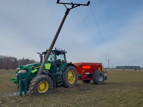 Sloup vysokého napětí spadl po nehodě s pracovním strojem, hasiči zasahovali