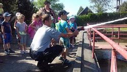 Děti obdivují práci hasičů, hasiči mají radost ze znalostí dětí