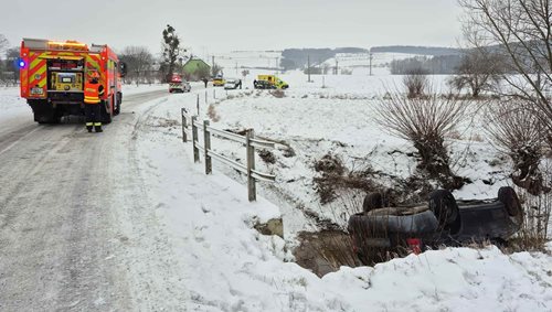 Vozidlo se převrátilo do potoka, zasahovaly složky IZS