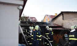 Tři jednotky hasičů spěchalo k požáru do města Horní Jelení