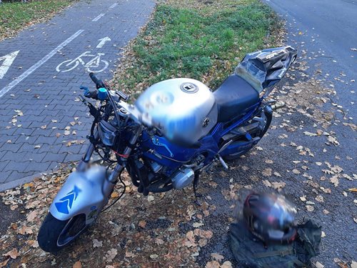 Šok při silniční kontrole: Motocykl, drogy a zákeřná zbraň
