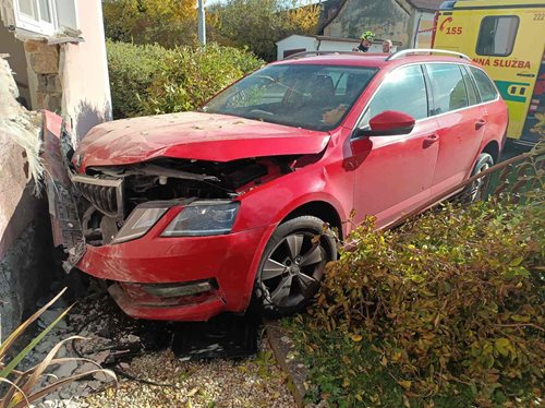 Řidička v Hlavatci vjela autem do domu, hasiči zajistili statiku