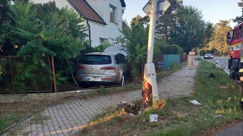 Jízda skončila za plotem. Havarované auto vytahovali ze zahrady hasiči