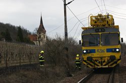 Pád sloupu vysokého napětí na trať ve Velkých Žernosekách