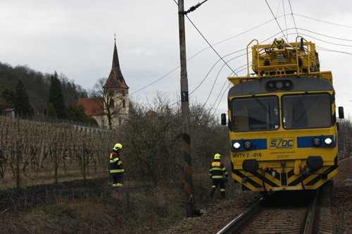 Pád sloupu vysokého napětí na trať ve Velkých Žernosekách