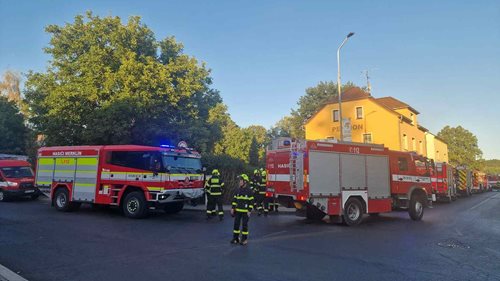 Požár přístavby zasáhl i střechu domu. Hasiči uchránili majetek za pět milionů korun