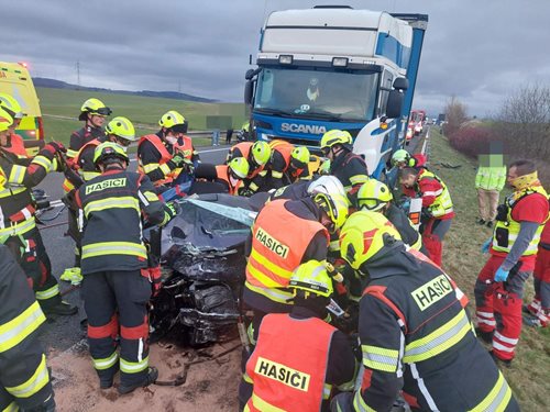 Tragická srážka osobního auta s kamionem. Řidič nepřežil