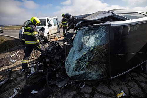 Střet dvou aut zablokoval silnici