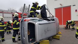 Dobrovolní hasiči se školili u profesionálních kolegů  v oblasti vyprošťování při dopravních nehodách