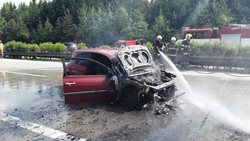 U požáru osobního vozidla na dálnici D1 zasahovaly tři jednotky hasičů