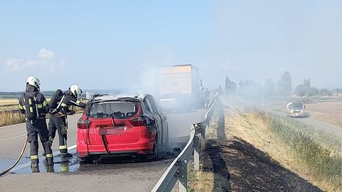 Auto na D11 zachvátily plameny. Požár se rozšířil i na okolní porost