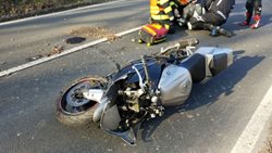Hasiči poskytli zraněnému motorkáři předlékařskou první pomoc