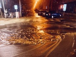 Po masivním úniku vody je od ranních hodin uzavřena v Brně ulice Kotlářská