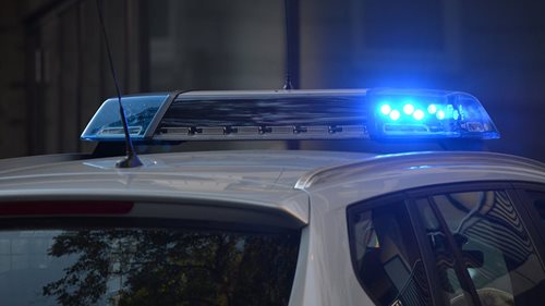 Dvacetiletého chodce srazilo auto. Řidič z místa tragické nehody ujel