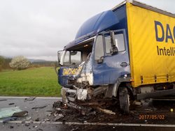 Řidiče museli hasiči vyprostit, svým zraněním na místě podlehl