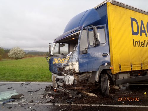 Řidiče museli hasiči vyprostit, svým zraněním na místě podlehl