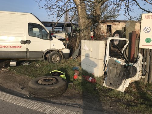 Při střetu dodávky a autobusu na Kolínsku  se zranily čtyři osoby  VIDEO/FOTOGALERIE