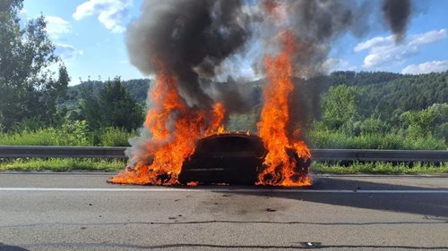 Osobní auto na dálnici zachvátily plameny. Posádka stihla včas utéct