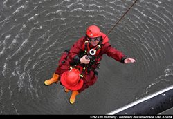 Letečtí záchranáři pražských hasičů cvičili záchranu z vodní hladiny pomocí vrtulníku