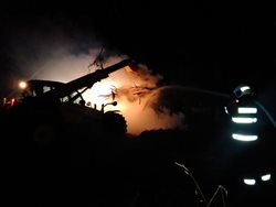 Požár skládky dřevěného materiálu u Otína