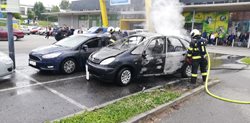 Noční požár v Českých Budějovicích a shořelá auta na parkovišti v Táboře