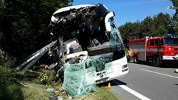 Na dálnici ve směru na Olomouc havaroval autobus. Při nehodě bylo  zraněno 24 osob. 