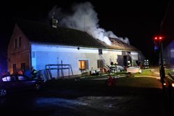 Sedm hasičských jednotek likvidovalo požár statku ve Spáleništi u Dobrušky 
