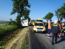 U Všerub dnes boural autobus s dětmi a osobní auto
