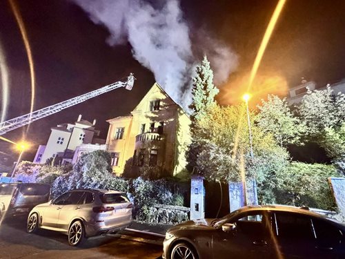 Noční požár pohltil střechu domu: Hasiči evakuovali obyvatele i psa