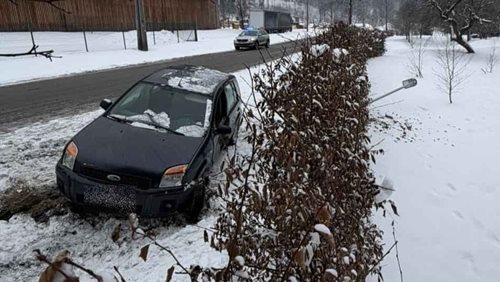 Osobní vozidlo narazilo do sloupu veřejného osvětlení, zasahovali dobrovolní hasiči