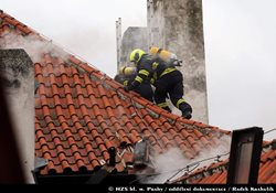 Požár v Praze 1 se z podkrovního bytu rozšířil na část střechy, hasiči zachránili dvě osoby